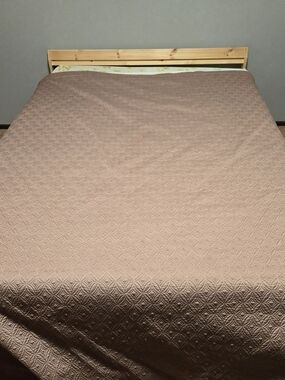 Elegant Quilted Bedspread in Dusty Rose - Unbranded